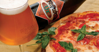 Pizza margherita abbinata a birra artigianale toscana Ur del birrificio Rhyton