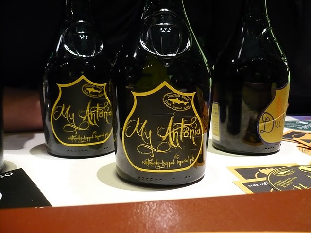 Bottiglie di birra artigianale italo-americana My Antonia. Una collab tra Birra del Borgo e il birrificio statunitense Dogfish Head.