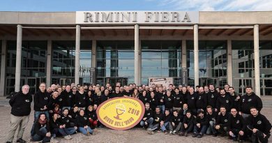 Il gruppo di giudici di Birra dell'Anno 2016 di fronte a Rimini Fiera