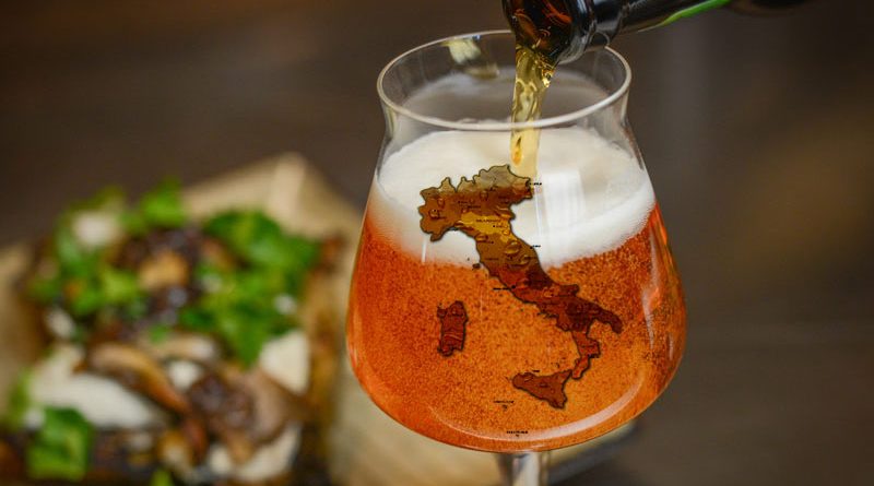 Bicchiere decorato con forma dell'Italia e collo di bottiglia che versa birra artigianale