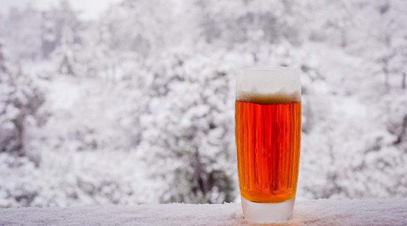 Bicchiere di birra su sfondo invernale con neve