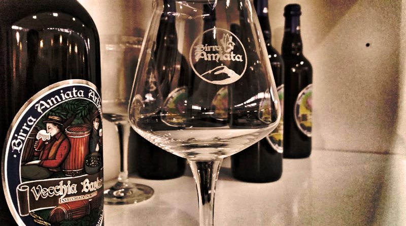 Birra artigianale Amiata e bicchiere a marchio Birra Amiata