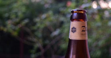 Dettaglio del logo esagonale trappista sul collo di una bottigilia di birra Zundert