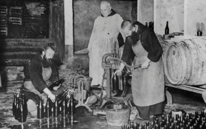 I monaci birrai di Sint-Sixtus imbottigliano la birra