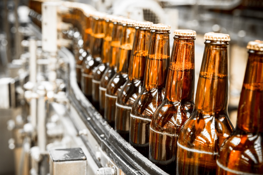 Bottiglie di birre nella linea di produzione