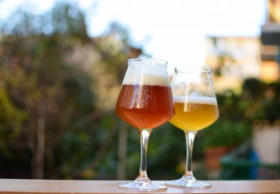 Due teku con birre artigianali di colore diverso e marchio Pinta Medicea