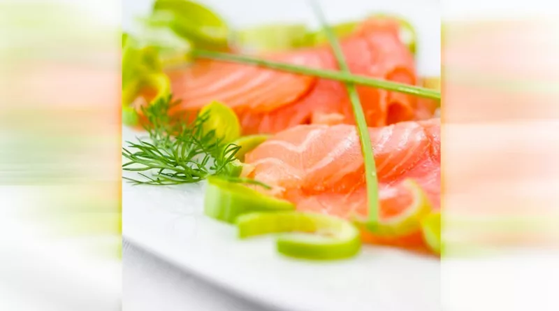 Dettaglio di un piatto di pesce crudo con verdure