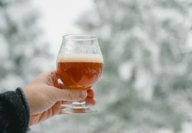 Bicchiere di birra su sfondo con la neve: birra in inverno