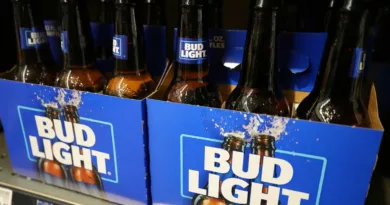 Bottiglie di Bud Light sullo scaffale del supermercato