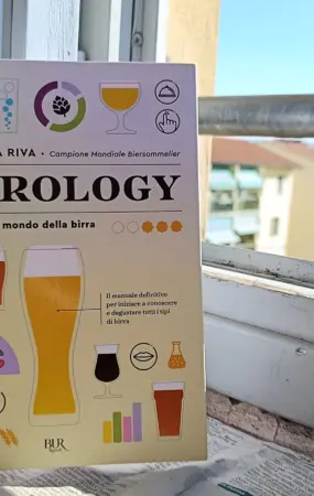 Copertina di Birrology di Simonmattia Riva, con grafica di Chiara Collinassi.