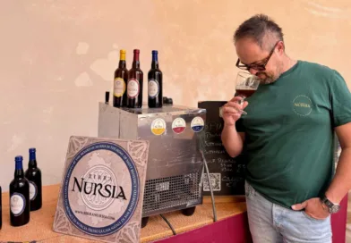 Birra Nursia Extra presentata alla spina a Gubbio durante A tavola con i monaci